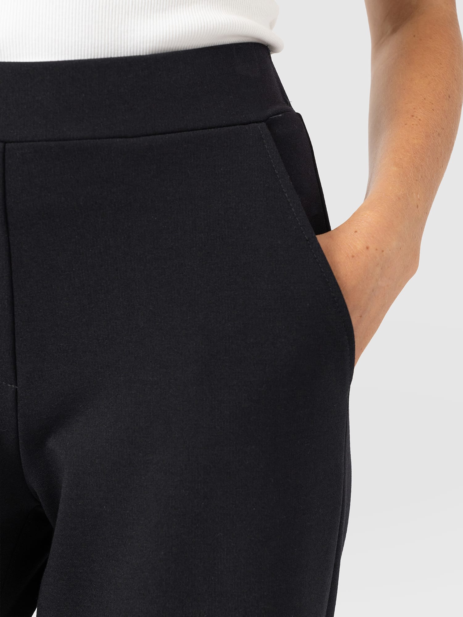 Hoxton Straight Leg Pant - Black - Women's Pants | Saint and Sofia® USA