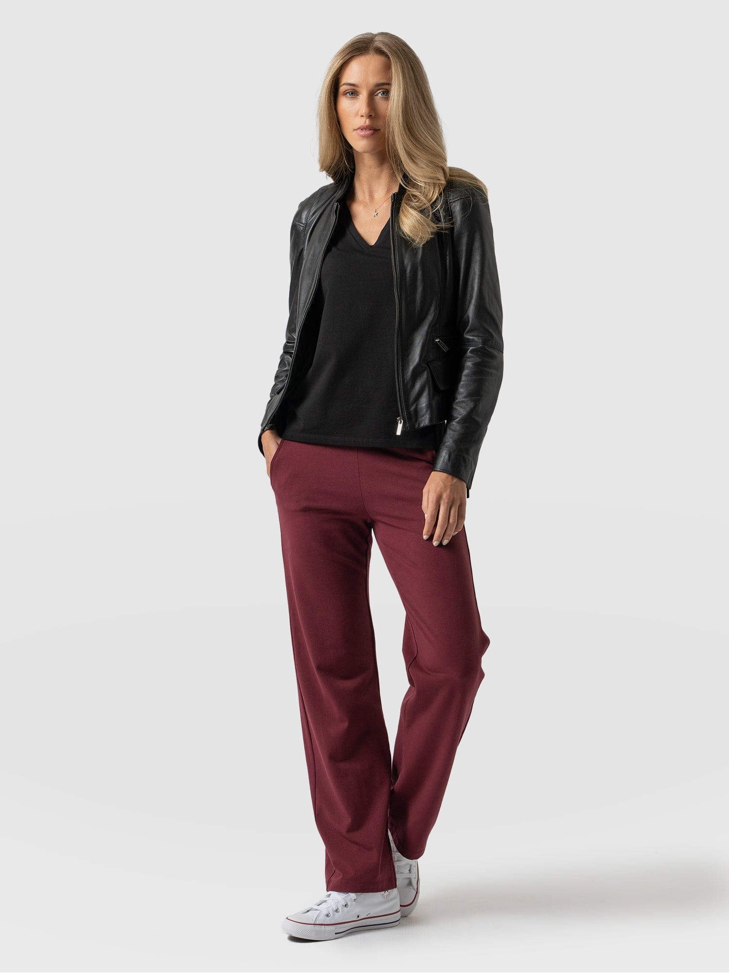 Mom's Complete Guide to Styling Burgundy Pants (with free printable!) -  Easy Fashion for Moms