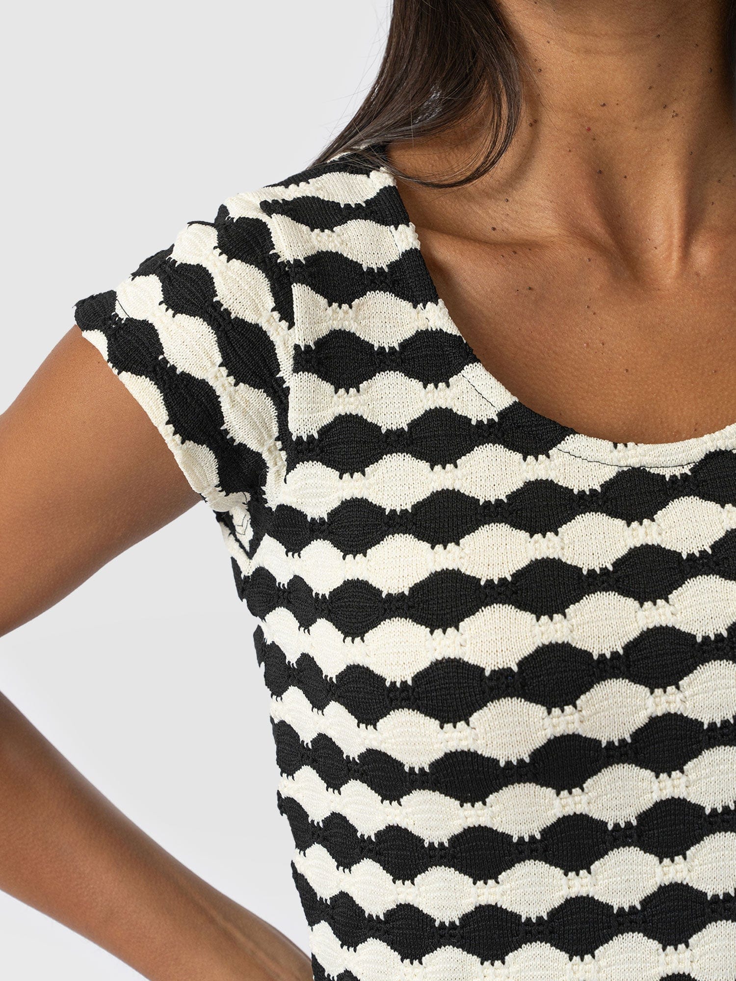 Edna Scoop Neck Tee - Black/Cream - Women's T-Shirts | Saint + Sofia® USA