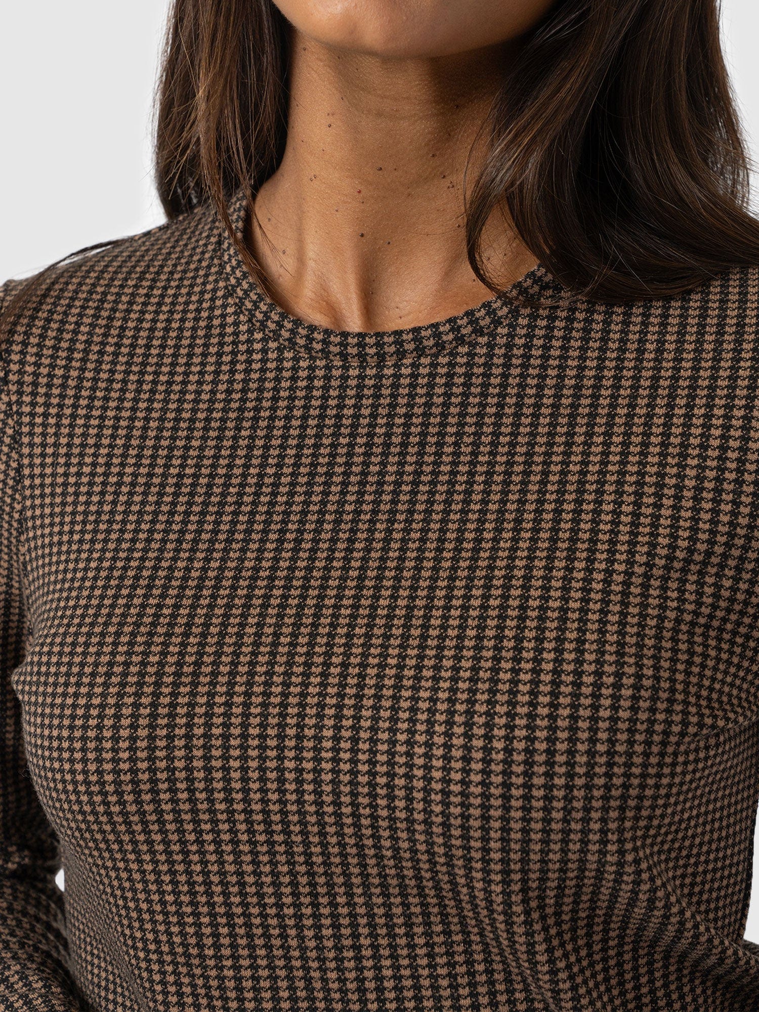 Glen Crew Neck Tee Long Sleeve - Brown Mini Houndstooth - Women's T-shirts | Saint + Sofia® USA