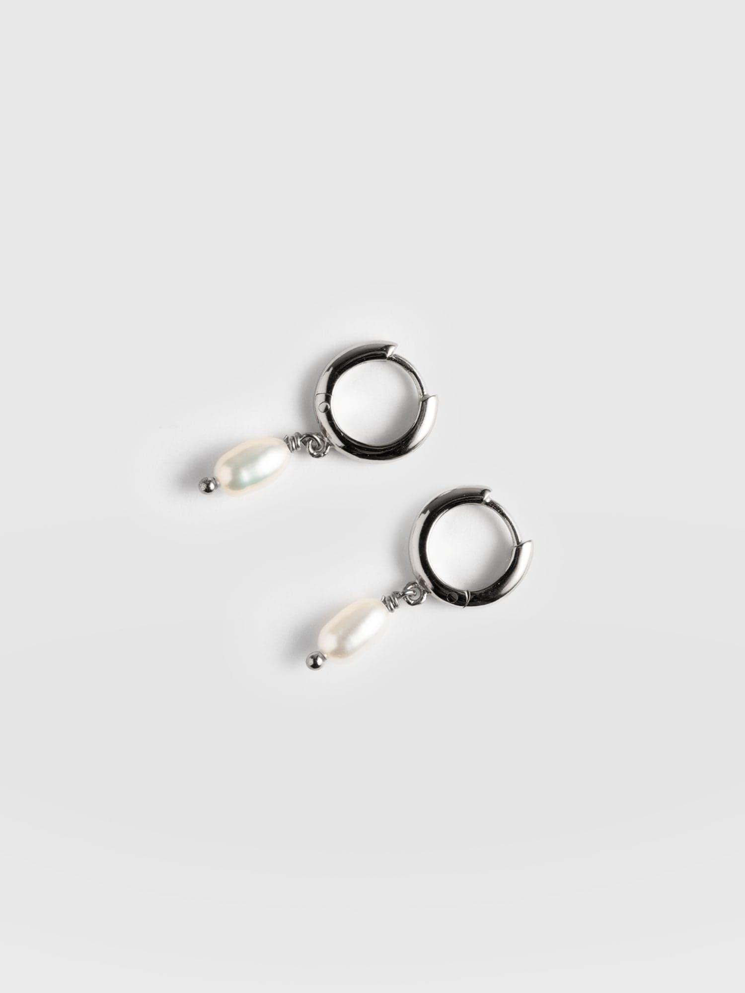 Jacqueline Pearl Huggie Earrings Silver - Women's Jewellery | Saint + Sofia® USA