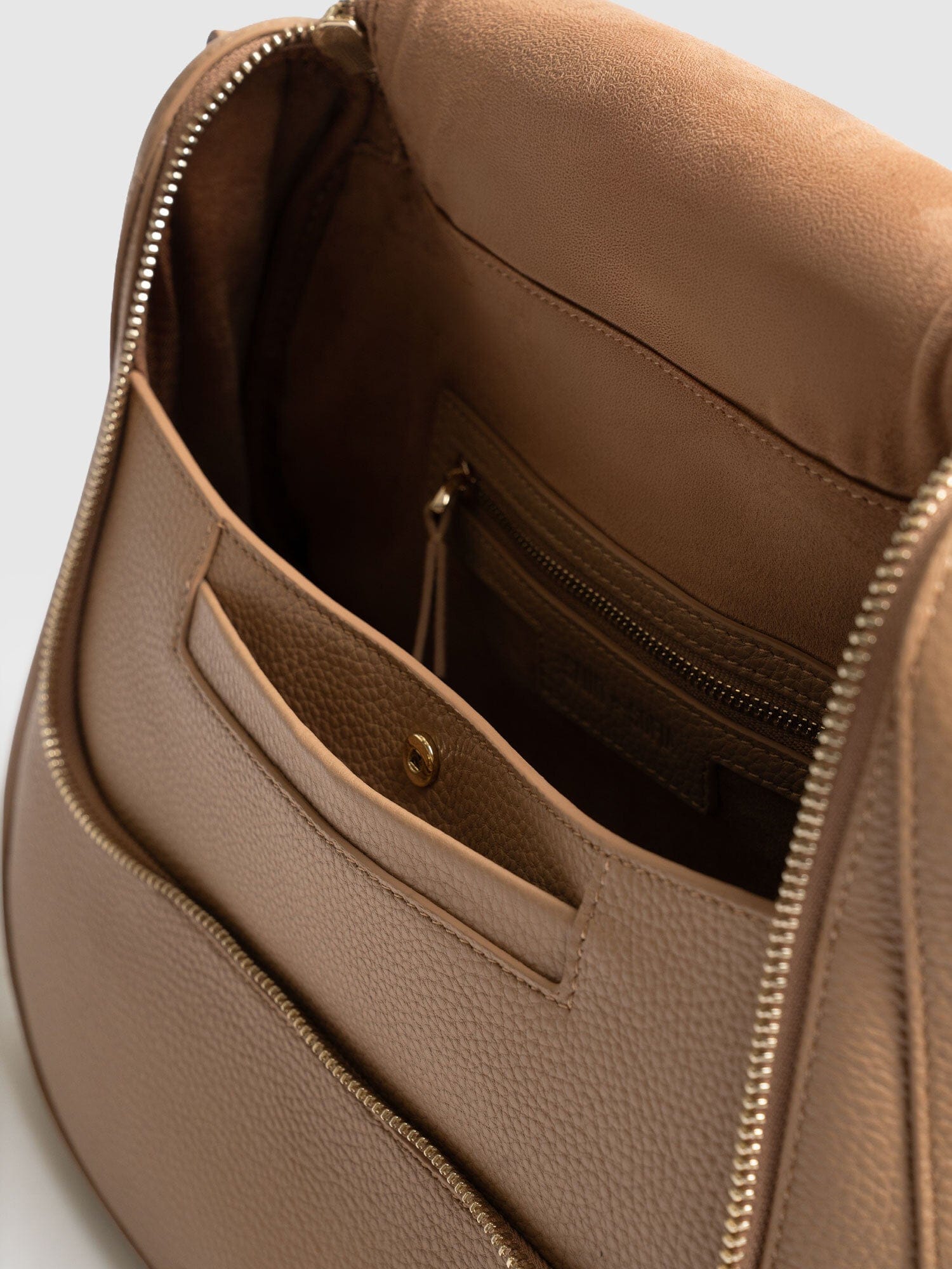 Marlowe Messenger Bag - Caramel - Women's Handbags | Saint + Sofia® USA