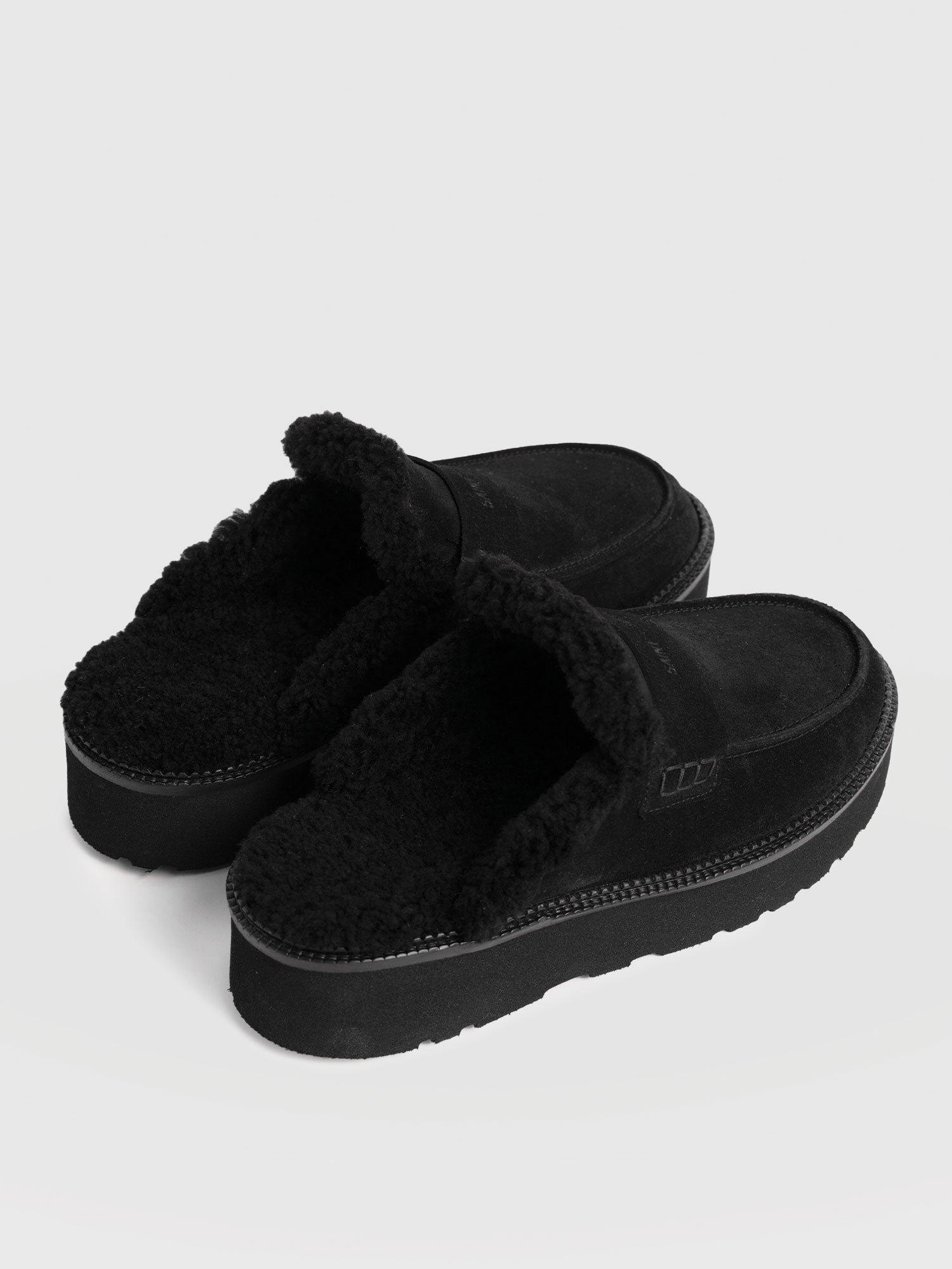 Sloane Shearling Clog - Black - Women's Shoes | Saint and Sofia® USA