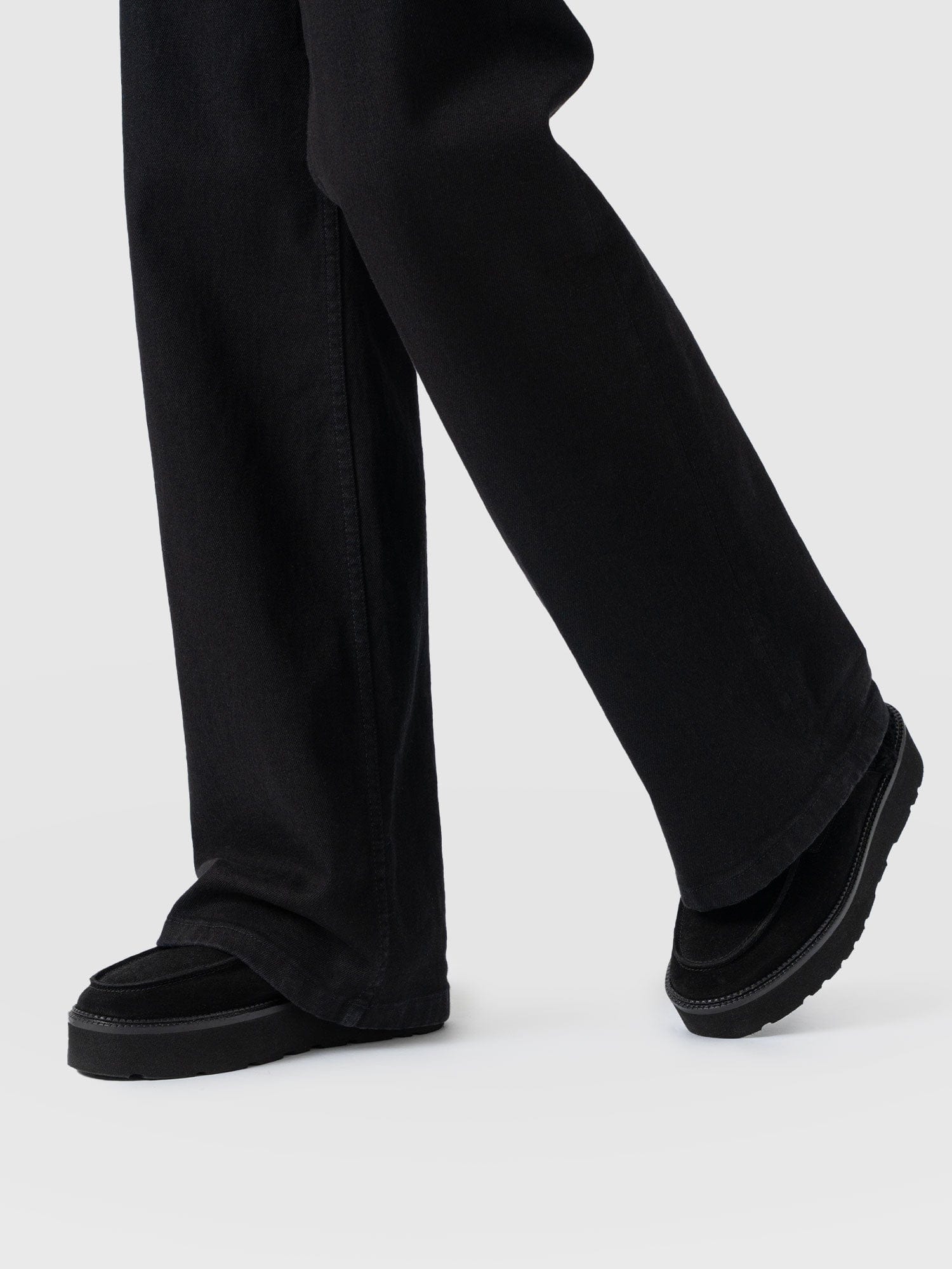 Sloane Shearling Clog - Black - Women's Shoes | Saint and Sofia® USA